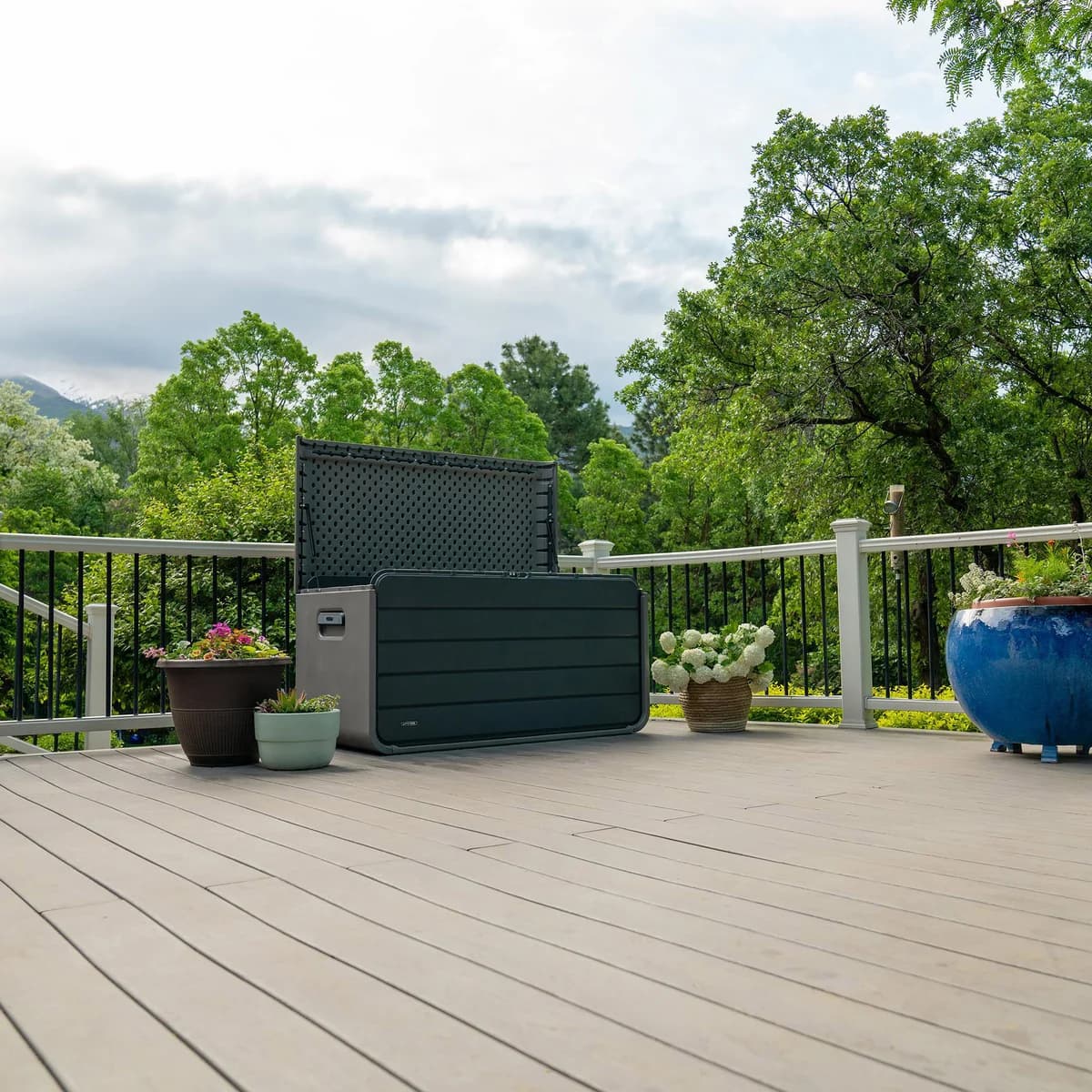Lifetime 165-Gallon Deck Box image 4