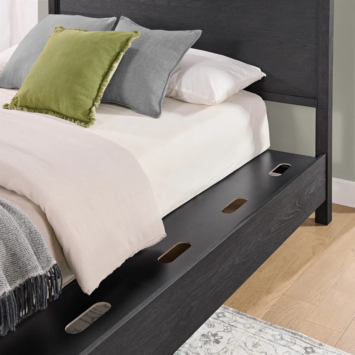 Bellevue Canopy Bed, Queen image 4