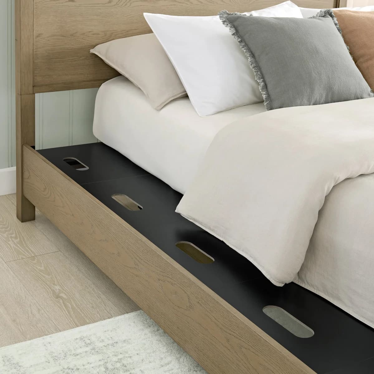 Oaklynn Canopy Bed, Queen image 3